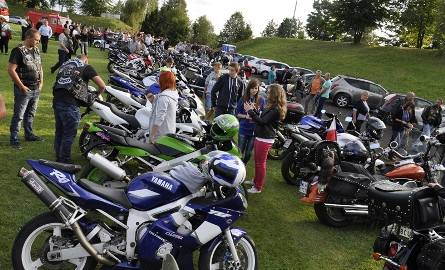 Na stadionie prezentowały się Klub Moto z Lipska i zaproszone kluby oraz Klub Przyjaciół Pojazdów Dawnych Singiel z Ostrowca Świętokrzyskiego.PRZELOTY