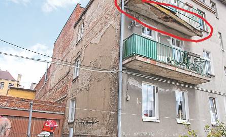Krok od tragedii. Oderwał się balkon kamienicy przy ulicy Sobieskiego!