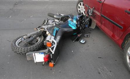 Motocyklista uderzył w peugeota w Zielonej Górze. Mężczyzna trafił do szpitala (szczegóły, zdjęcia)