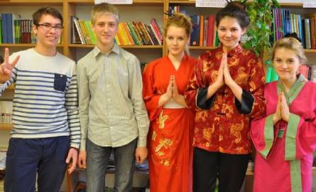 Miłośnicy Japonii z koleżankami. Dziewczyny przebrały się na lekcję o Chinach.