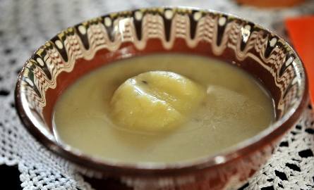 W sanockiej karczmie Jadło Karpackie można spróbować zalewajki, czyli gęstej zupy na maślance i wywarze jarzynowy z kminkiem i gałką gotowanych ziem