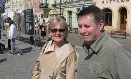 Ole Hansen (z prawej) przyszedł na Stary Rynek specjalnie po to, by przystanąć w ciszy przy zdjęciu Lecha Kaczyńskiego.