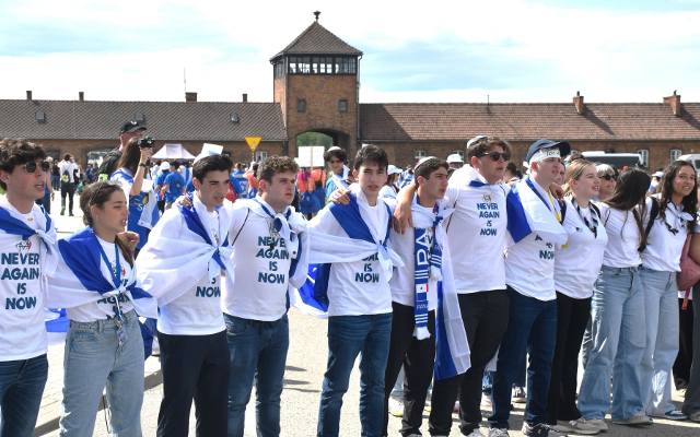 Marsz Żywych 2024 w Oświęcimiu. Kilka tysięcy Żydów, razem z grupą kilkuset Polaków, przeszło „Drogą Śmierci” z Auschwitz I do Birkenau