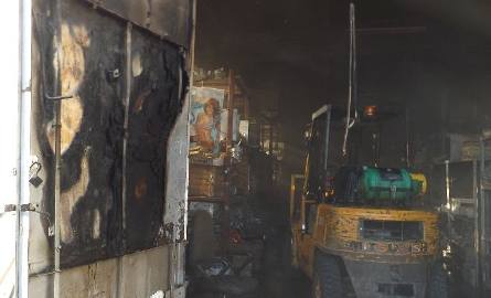Pożar w firmie  w gminie Sitkówka-Nowiny. Ranny policjant 