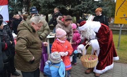 Po rynku chodził św. Mikołaj i rozdawał cukierki, również grzecznym dorosłym. Grzeczne dzieci wcale się go nie bały.