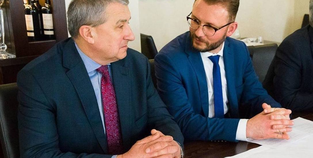 Po lewej: Adam Szałanda, dyrektor Szpitala Wojewódzkiego im. dr. Ludwika Rydygiera w Suwałkach