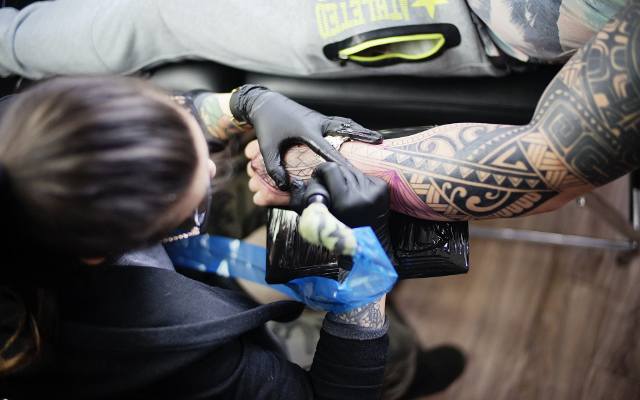 Wydziarani dla Jasia: Poznańskie studio tatuażu nie bierze dziś pieniędzy za tatuaż dla siebie [ZDJĘCIA]