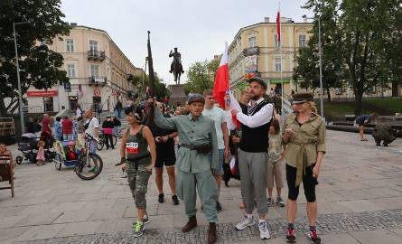 Biegacze wystartowali spod pomnika Józefa Piłsudskiego na placu Wolności. Meta była również była w tym miejscu.