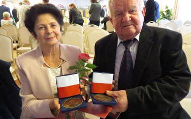 Uhonorowani medalami Genowefa Miazga - pielęgniarka i pierwszy wykształcony pracownik medyczny Spółdzielni Zdrowia w Baćkowicach oraz  Kazimierz Kaczor