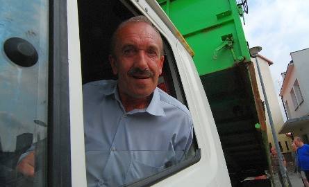 Stanisław Sikora, kierowca z Rejonowego Przedsiębiorstwa Zieleni w Kielcach cieszył się, że do potrzebującego pomocy Sandomierza, wywrotką przywiózł