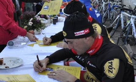 .... a istrzowie kolarstwa rozdawali autografy. Na pierwszym planie Mariusz Witecki.