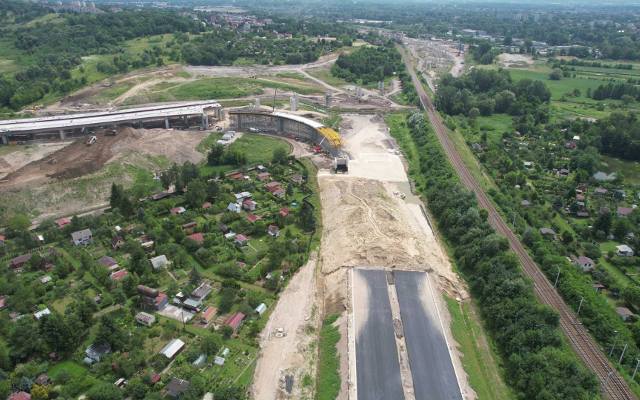 Budowa Północna Obwodnicy Krakowa. Są najświeższe zdjęcia z czerwca, z drona. Widać dobrze problem z trasą S7