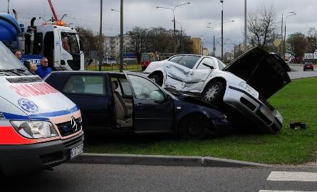 Groźny wypadek na skrzyżowaniu Broniewskiego z Szosą Okrężną [zdjęcia, wideo]