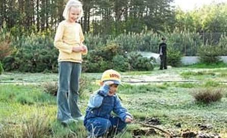 Dzieci Makowieckich przy podlewaniu ogródka