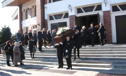 W pogrzebiue uczestniczyło bardzo wielu ludzi.