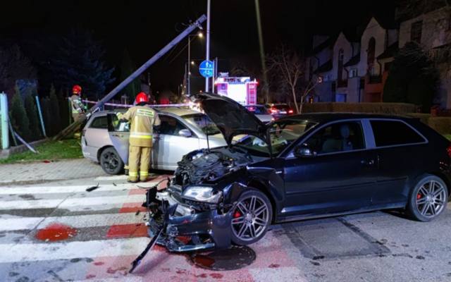 Wypadek na skrzyżowaniu na Piaskówce w Tarnowie. Dwa rozbite samochody, uszkodzony słup telekomunikacyjny i jedna osoba ranna