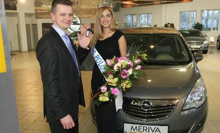 Miss Polonia 2010 Rozalia Mancewicz otrzymała kluczyki do swojego auta z rąk Marka Wolniewicza, członka zarządu firmy POL-MOT Auto.