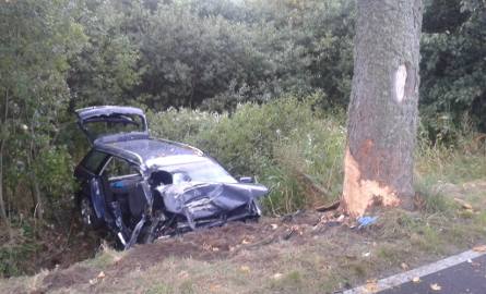 Tragiczny wypadek w Darłowie: Audi uderzyło w drzewo