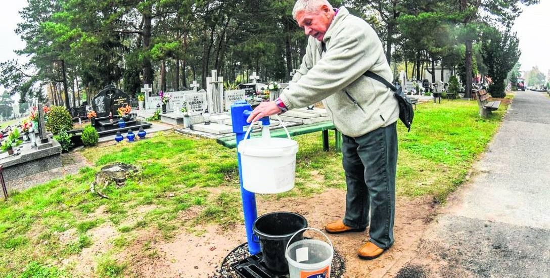 Nowe pompy wody na cmentarzu przy ulicy wiślanej cieszą tych, którzy przed dniem Wszystkich Świętych odwiedzają nekropolię, by zadbać o nagrobki i zieleń.