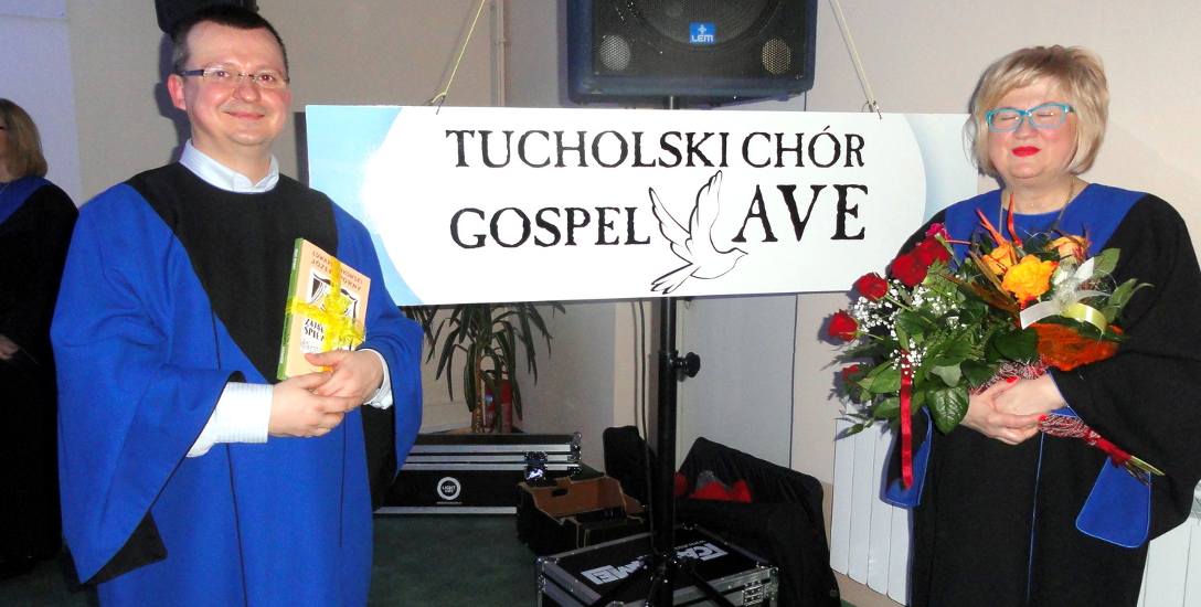 Na zdjęciu założycielka  tucholskiego chóru gospel „Ave“ Donata Świerczyńska z dyrygentem  chóru Radosławem Megerem.