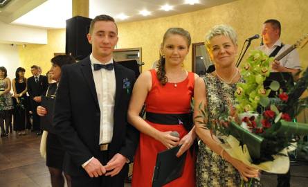 Dyrektor Jolanta Gregorczyk otrzymała kwiaty od Wiktorii Marcinkowskiej i Damiana Sędkowskiego.