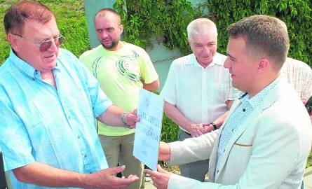 Otrzymany certyfikat prezydent przekazał Waldemarowi Grzybowi, przewodniczącemu Miejskiej Rady Seniorów.