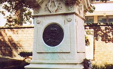 Edgar Allan Poe jest pochowany w Baltimore w stanie Maryland. Okoliczności i przyczyny jego śmierci pozostają nieznane.