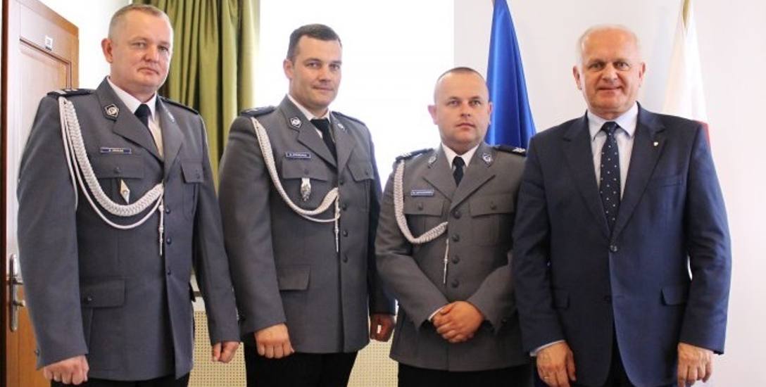 Krystian Strzępek (drugi od lewej) i Michał Hofanowski (trzeci od lewej) przyszli do wojewody w towarzystwie komendanta.