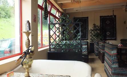 Orientalny klimat uzyskany został dzięki wschodniemu stylowi dekoracji pomieszczeń.