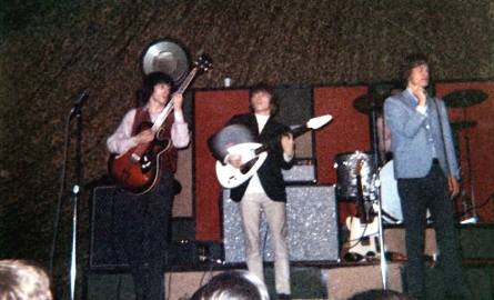 The Rollin Stones na scenie w 1965 roku.