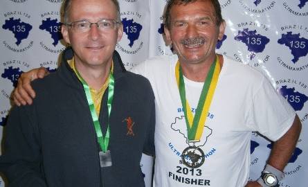 Wielka radość na mecie - w koszulce finishera, z medalem i kolegą Wojciechem Kasińskim z Pszczyny.