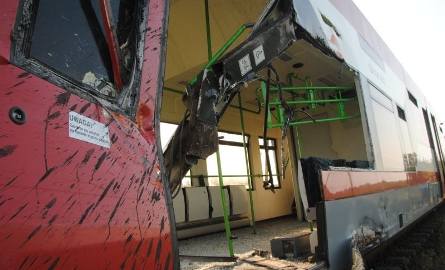 Zderzenie pociągu z samochodem w Mełnie: 4 osoby ranne (zdjęcia, wideo)