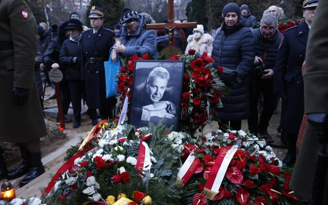 Pogrzeb Emiliana Kamińskiego w Warszawie. Aktor spoczął w Alei Zasłużonych na Powązkach Wojskowych - WIDEO