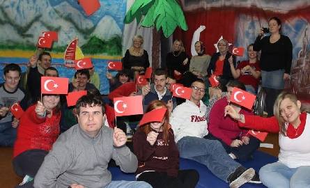 Dzięki takim zabawom jak tydzień turecki, uczniowie Zespołu Szkół Specjalnych poznają świat.