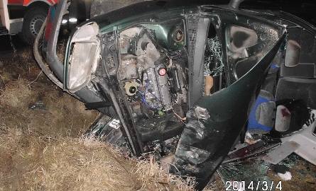 Wypadek w Nowaj Hucie. Strażacy wydobywali pasażera ze zgniecionego auta