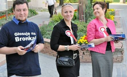 Działacze Platformy rozdawali ulotki wyborcze tuż przy wejściu do tarnobrzeskiego magistratu przy ulicy Mickiewicza.