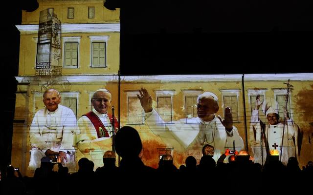 W rocznicę śmierci św. Jana Pawła II, na fasadzie Pałacu Arcybiskupów w Krakowie wyświetlono okolicznościowy mapping 