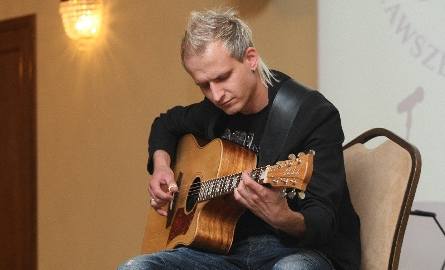 Podczas licytacji zebranym przygrywał Piotr Restecki, finalista programu Must Be the Music, ceniony za gitarową wirtuozerię nawet przez takiego znawcę