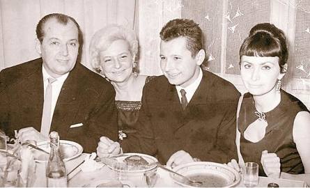 Rodzina Lachowiczów w nieistniejącym już klubie wojskowym przy GdańskiejxArtyleryjskiej. Od lewej: Zbigniew-senior, Jadwiga, Zbyszek-Biba i jego żona