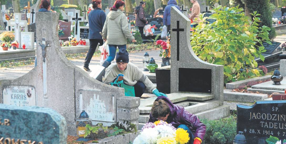 Najbliższe dni to m. in. czas sprzątania grobów bliskich. Na koszalińskim cmentarzu od dzisiaj pojawią się dodatkowe pojemniki na odpady