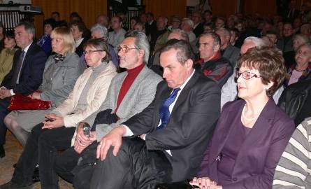 Na spotkanie przyszły tłumy skarżyszczan. Wśród nich byli posłowie Maria Zuba i Andrzej Bętkowski, oraz prezydent miasta Roman Wojcieszek.