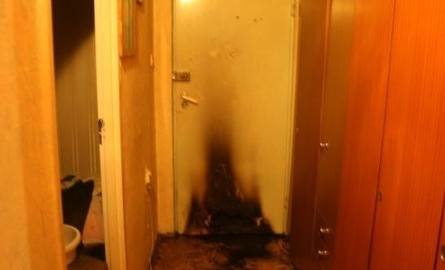 Podpalenie. Podpalił drzwi własnego mieszkania, bo bał się mafii (zdjęcia)