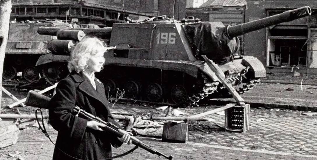 Uzbrojona Węgierka i sowieckie działo samobieżne, 1956 r