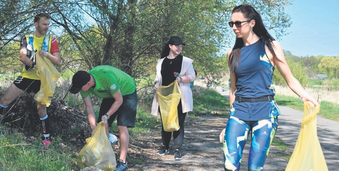 Uczestnicy ploggingu nad Odrą w bardzo szybkim tempie napełniali worki śmieciami.