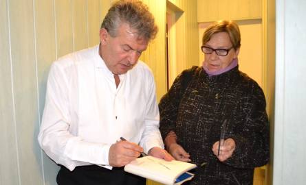 Barbara, wielbicielka talentu Vadima Brodskiego, otrzymuje od artysty autograf. Przyszła z wycinkiem z gazety,  informującym o jego występie w Grudziądzu