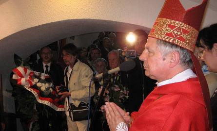 Przed poświęceniem tablicy ksiądz biskup Henryk Tomasik podkreślił świętość księdza Bolesława Strzeleckiego.