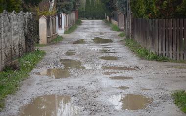Liczne zagłębienia i kałuże - tak wyglądała ulica Żeromskiego w Woli Kopcowej  przed remontem.