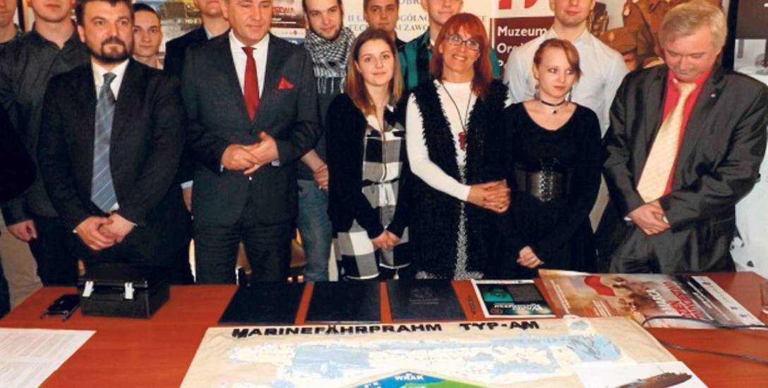 Młodzież Technikum przy makiecie z (od lewej): Aleksandrem Ostaszem, starostą Tomaszem Tamborskim, dyrektorką szkoły Katarzyną Karaźniewicz-Deczyńską