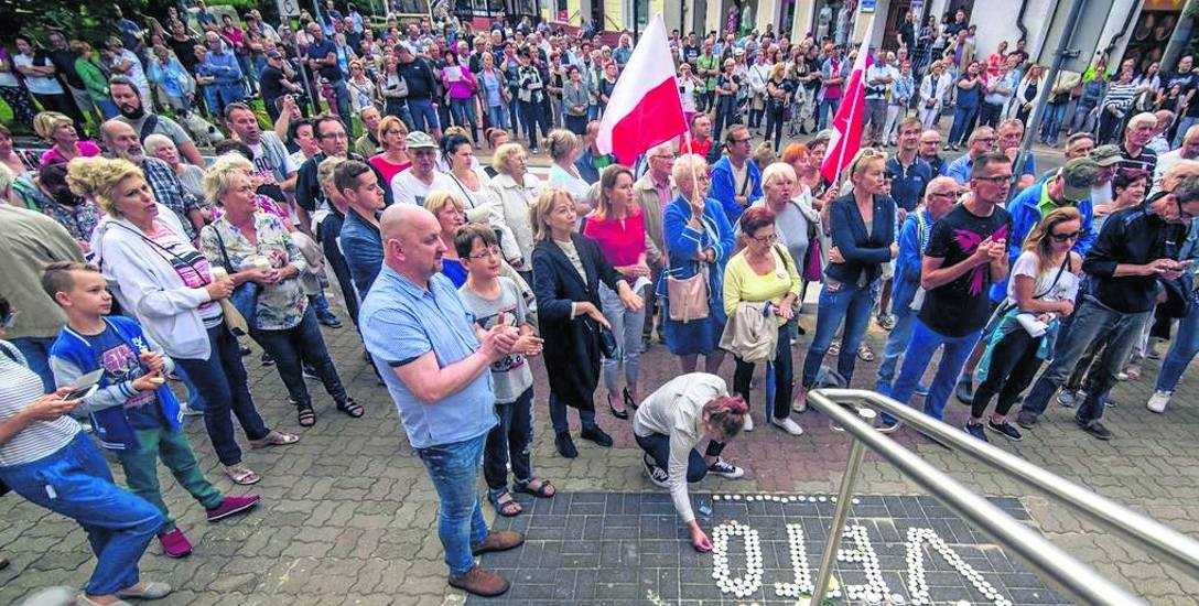 Ostatnie protesty przeciwko reformie sądownictwa pod Sądem Rejonowym w Kołobrzegu  odbywały się już bez logo Komitetu Obrony Demokracji.