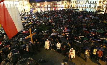 W drodze krzyżowej mimo deszczu wzięło udział dwa tysiące osób. Na zdjęciu pątnicy na Rynku w Kielcach.